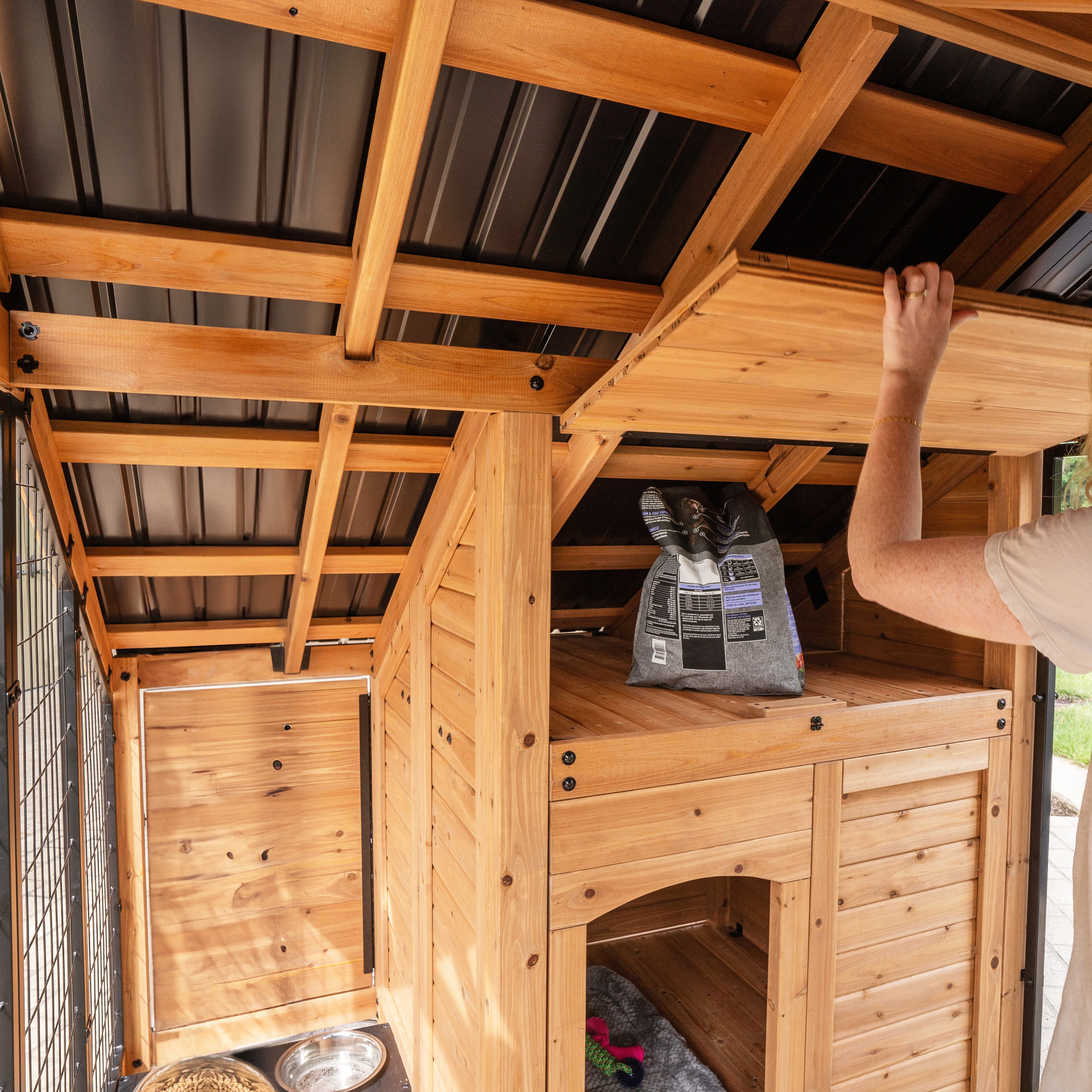 Waggin' Retreat Dog Kennel Storage